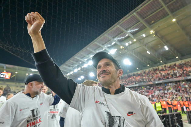 Julian Schuster (SC Freiburg, Trainer) jubelt nach Spielende vor den Fans über den Einzug ins Finale. GER, SC Freiburg - Sporting Braga, Fussball, Europa League, Halbfinale, Saison 2025 2026, 07.05.2026 GER, SC Freiburg - Sporting Braga, Fussball, Europa League, Halbfinale, Saison 2025 2026, 07.05.2026 Freiburg Copyright: xEibner-Pressefoto ThomasxHessx EP_THS