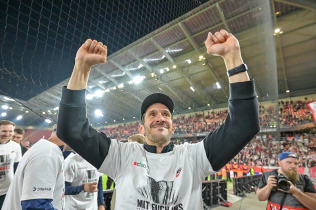 Julian Schuster (SC Freiburg, Trainer) jubelt nach Spielende vor den Fans über den Einzug ins Finale. GER, SC Freiburg - Sporting Braga, Fussball, Europa League, Halbfinale, Saison 2025 2026, 07.05.2026 GER, SC Freiburg - Sporting Braga, Fussball, Europa League, Halbfinale, Saison 2025 2026, 07.05.2026 Freiburg Copyright: xEibner-Pressefoto ThomasxHessx EP_THS
