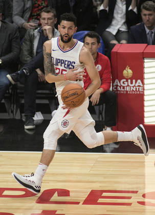 October 30, 2017 - Los Angeles, California, U.S - Austin Rivers 25 of the Los Angeles Clippers passes the ball during their NBA, Basketball Herren, USA game with the Golden State Warriors on Monday October 30, 2017 at the Staples Center in Los Angeles, California. Clippers v Warriors. Copyright: xJavierxRojasx