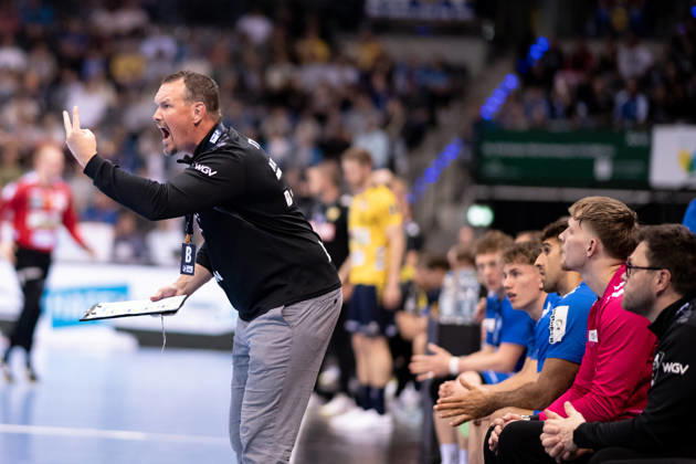 Misha Kaufmann, (TVB Stuttgart, Trainer Coach), zeigt es zwei muesst ihr sein TVB Stuttgart vs. Rhein Neckar Loewen, DAIKIN Handballbundesliga, 31. Spieltag, Saison 2025 2026, 07.05.2026 Eibner-Pressefoto Andreas Ulmer TVB Stuttgart vs. Rhein Neckar Loewen, DAIKIN Handballbundesliga, 31. Spieltag, Saison 2025 2026, 07.05.2026 Stuttgart Copyright: xEibner-Pressefoto AndreasxUlmerx EP_AUR
