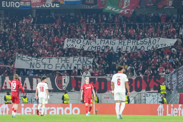Spruchband der Fans und Ultras auf der Tribüne, Banner , Deutschland, Fussball, UEFA Europa League, Halbfinale, Rückspiel, 2025 2026, SC Freiburg vs. SC Braga, 07.05.2026, Europa-Park Stadion, Freiburg Freiburg Europa-Park Stadion Baden-Württemberg Deutschland Copyright: xArnexAmbergx