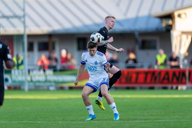 Fußball - Herren - Regionalliga Bayern - Saison 2025 2026 - 33. Spieltag - 08.05.2026 - TSV Buchbach - Viktoria Aschaffenburg - SMR Arena Lars Kleiner (L) von SV Viktoria Aschaffenburg im Zweikampf mit Benedikt Orth (R) von TSV Buchbach Buchbach SMR Arena Bavaria Deutschland
