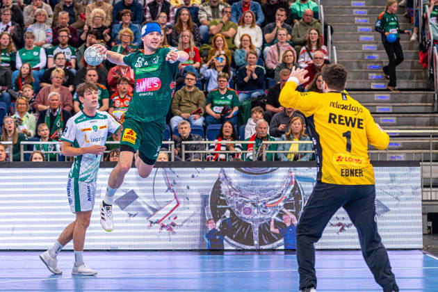 Hannes Feise (TSV Hannover-Burgdorf, Nr. 56) (v.l.), TSV Hannover-Burgdorf (grün) gegen SC DHfK Leipzig (weiß) am 31. Spieltag der Saison 2025 2026 in der DAIKIN Handball-Bundesliga (08.05.2026, ZAG Arena (Hannover, GER), Copyright: xJanxGuentherx xTSVxHannover-Burgdorfx