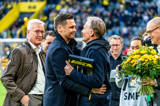 Deutschland: Bundesliga 2025 2026 33. Spieltag, Borussia Dortmund vs. Eintracht Frankfurt, Freitag, 08.05.2026 Signal Iduna Park, Nordrhein-Westfalen Sebastian Kehl emotionaler Abschied vor den Fans mit Matzke Copyright: xCelinaxLeiersx
