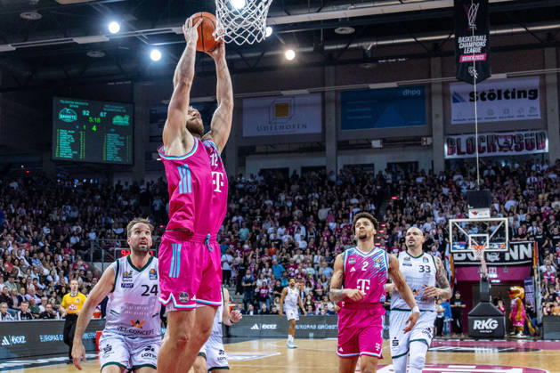 Melvin Jostmann (Telekom Baskets Bonn, 12) beim Korb vs J.J. Mann (VET-CONCEPT Gladiators Trier, 24, Alijah Comithier (Telekom Baskets Bonn, 02) schaut zu. Telekom Baskets Bonn vs. VET-CONCEPT Gladiators Trier, Basketball, easy Credit BBL, 33. Spieltag, 2025 2026, 08.05.2026 Telekom Baskets Bonn vs. VET-CONCEPT Gladiators Trier, Basketball, easy Credit BBL, 33. Spieltag, 2025 2026, 08.05.2026 Bonn Copyright: xEibner-Pressefoto GerhardxWingenderx EP_GWR