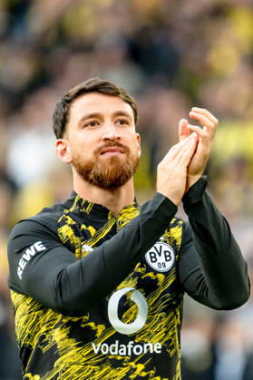 Deutschland: Bundesliga 2025 2026 33. Spieltag, Borussia Dortmund vs. Eintracht Frankfurt, Freitag, 08.05.2026 Signal Iduna Park, Nordrhein-Westfalen Salih Özcan (Borussia Dortmund, 6) emotionaler Abschied vor den Fans Copyright: xCelinaxLeiersx