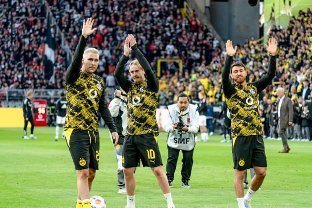 Deutschland: Bundesliga 2025 2026 33. Spieltag, Borussia Dortmund vs. Eintracht Frankfurt, Freitag, 08.05.2026 Signal Iduna Park, Nordrhein-Westfalen Niklas Süle (Borussia Dortmund, 25) Julian Brandt (Borussia Dortmund, 10) Salih Özcan (Borussia Dortmund, 6) emotionaler Abschied vor den Fans Copyright: xCelinaxLeiersx