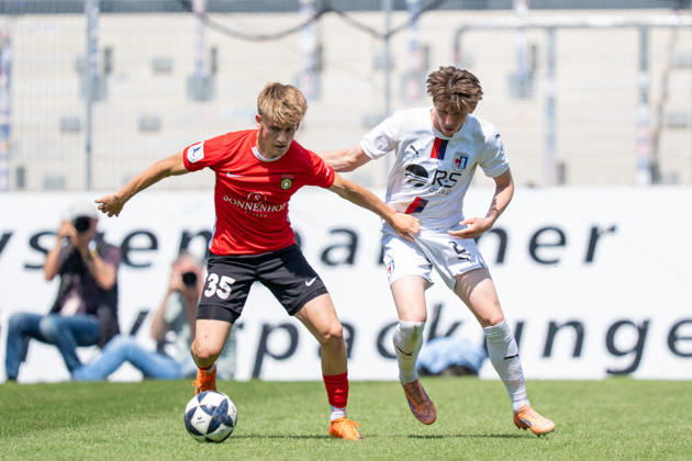 Lukas Stoppel (SG Sonnenhof Großaspach, 35) im Zweikampf mit Arlind Iljazi (SG Barockstadt Fulda-Lehnert, 02), SG Sonnenhof Großaspach vs. SG Barockstadt Fulda-Lehnerz, Fussball, Regionalliga Suedwest, 33. Spieltag, 09.05.2026 Aspach Baden-Wuerttemberg Deutschland