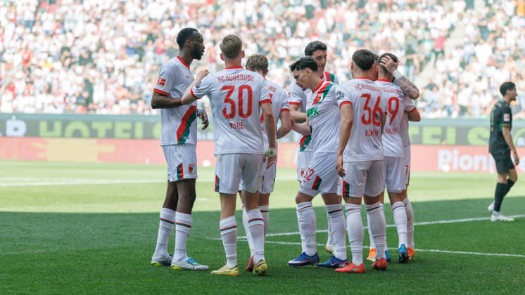 Team (FC Augsburg) Tor zum 2 : 0 beim Spiel zwischen FC Augsburg v Borussia Mönchengladbach, Fußball, Herren, Bundesliga, 2025 2026, 33.Spieltag am 09.05.2026 in Augsburg, WWK ARENA. DFL and DFB regulations prohibit any use of photographs as image sequences and or quasi-video. Bayern Deutschland