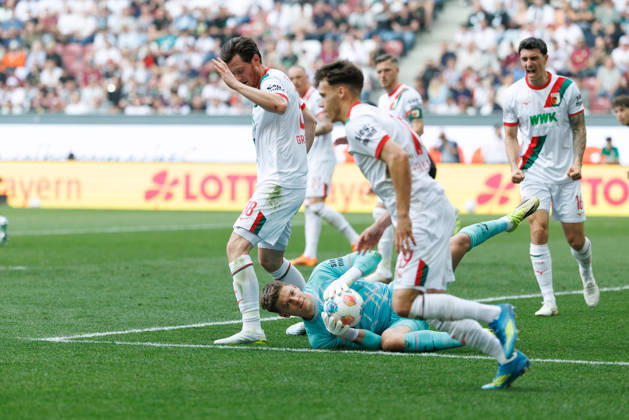 Finn Dahmen (1, FC Augsburg), hält den Ball sicher beim Spiel zwischen FC Augsburg v Borussia Mönchengladbach, Fußball, Herren, Bundesliga, 2025 2026, 33.Spieltag am 09.05.2026 in Augsburg, WWK ARENA. DFL and DFB regulations prohibit any use of photographs as image sequences and or quasi-video. Bayern Deutschland