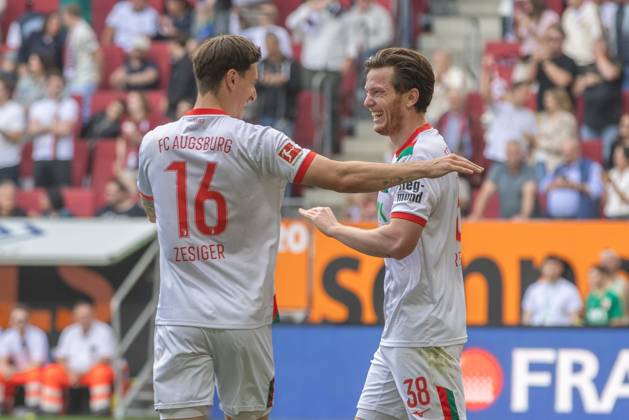 Torjubel, jubelt nach seinem Treffer zum 3:0 von Cedric Zesiger (FC Augsburg) und Michael Gregoritsch (FC Augsburg) v-l, FC Augsburg vs. Borussia Moenchengladbach, Fussball, 1. Bundesliga, 33. Spieltag, 09.05.2026 DFB regulations prohibit any use of photographs as image sequences and or quasi-video