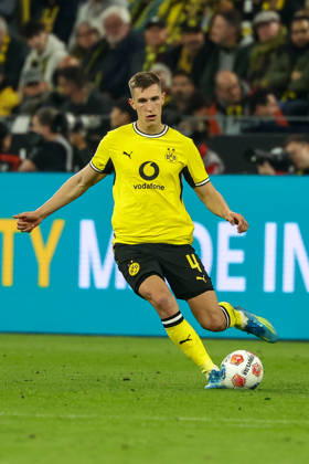 Dortmund, Germany, 08.05.26, Nico Schlotterbeck (Borussia Dortmund) am Ball während des Spiels der 1. Bundesliga zwischen Borussia Dortmund - Eintracht Frankfurt im Signal Iduna Park in Dortmund. (Photo by Joachim Bywaletz) DFB DFL REGULATIONS PROHIBIT ANY USE OF PHOTOGRAPHS AS IMAGE SEQUENCES AND OR QUASI-VIDEO. Copyright: JoachimxBywaletz xJB-Sportfoto