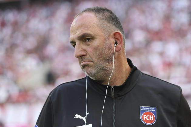 Trainer Frank Schmidt (1.FC Heidenheim) gestikuliert, Gestik waehrend des Spiels der Bundesliga zwischen 1. FC Köln und 1. FC Heidenheim 1846, RheinEnergieSTADION am 10. May 2026 in Köln, Deutschland. (Foto von Oliver Kaelke DeFodi Images) +++ Trainer Frank Schmidt (1.FC Heidenheim) gestures during the Bundesliga match between 1. FC Köln and 1. FC Heidenheim 1846 at RheinEnergieSTADION on May 10, 2026 in Köln, Germany. (Photo by Oliver Kaelke DeFodi Images) DFL regulations prohibit any use of photographs as image sequences and or quasi-video. (Photo by Oliver Kaelke DeFodi Images) -