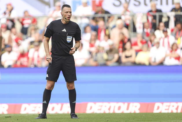 Schiedsrichter Sven Jablonski schaut waehrend des Spiels der Bundesliga zwischen 1. FC Köln und 1. FC Heidenheim 1846, RheinEnergieSTADION am 10. May 2026 in Köln, Deutschland. (Foto von Oliver Kaelke DeFodi Images) +++ Schiedsrichter Sven Jablonski looks on during the Bundesliga match between 1. FC Köln and 1. FC Heidenheim 1846 at RheinEnergieSTADION on May 10, 2026 in Köln, Germany. (Photo by Oliver Kaelke DeFodi Images) DFL regulations prohibit any use of photographs as image sequences and or quasi-video. (Photo by Oliver Kaelke DeFodi Images) -