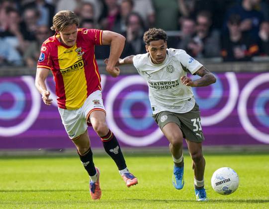 DEVENTER - (l-r) Melle Meulensteen of Go Ahead Eagles, Noah Fernandez of PSV Eindhoven during the Dutch Eredivisie match between Go Ahead Eagles and PSV in De Adelaarshorst on May 10, 2026 in Deventer, Netherlands. TOBIAS KLEUVER ANP Eredivisie 2025-2026 xVIxANPxSportx xxANPxIVx 557961013 originalFilename: 557961013