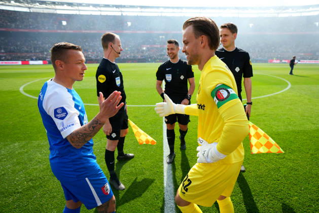 Eredivisie: Feyenoord Rotterdam v AZ Alkmaar Rotterdam - Jordy Clasie of AZ Alkmaar, Goalkeeper Timon Wellenreuther of Feyenoord Rotterdam during the 33rd competition round of the 2025 2026 Eredivisie season. The match is set between Feyenoord Rotterdam and AZ Alkmaar at De Kuip on 10 May 2026 in Rotterdam, The Netherlands. Copyright: xYannickxVerhoevenx