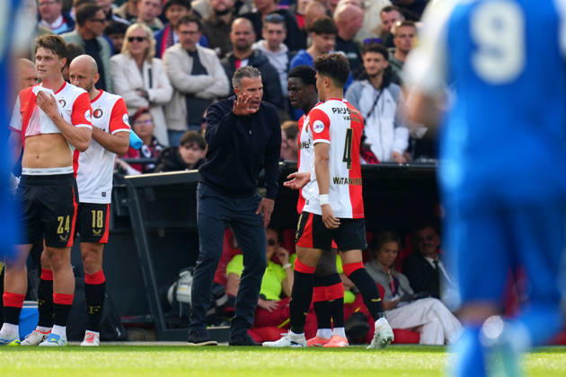 Eredivisie: Feyenoord Rotterdam v AZ Alkmaar Rotterdam - Coach Robin van Persie of Feyenoord Rotterdam talking with Jordan Lotomba of Feyenoord Rotterdam during the competition round of the eredivisie season. The match is set between Feyenoord Rotterdam and AZ Alkmaar at De Kuip on 10 May 2026 in Rotterdam, The Netherlands. Copyright: xYannickxVerhoevenx