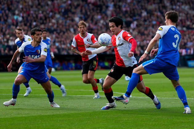 Eredivisie: Feyenoord Rotterdam v AZ Alkmaar Rotterdam - Alexandre Penetra of AZ Alkmaar, Ayase Ueda of Feyenoord Rotterdam, Wouter Goes of AZ Alkmaar during the 33rd competition round of the 2025 2026 Eredivisie season. The match is set between Feyenoord Rotterdam and AZ Alkmaar at De Kuip on 10 May 2026 in Rotterdam, The Netherlands. Copyright: xYannickxVerhoevenx