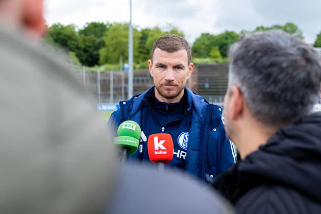 14.05.2026, Fussball, Training des FC Schalke 04. Medienrunde mit Edin Dzeko (FC Schalke 04). Gelsenkirchen Trainingsgelände FC Schalke 04 NRW Deutschland xRHR-FOTO YYx Copyright: RHR-FOTOx RHR-FOTO YY