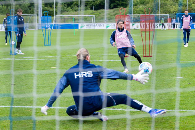 14.05.2026, Fussball, Training des FC Schalke 04. v. l. Torwart Loris Karius (FC Schalke 04), Soufiane El-Faouzi (FC Schalke 04). Gelsenkirchen Trainingsgelände FC Schalke 04 NRW Deutschland xRHR-FOTO YYx Copyright: RHR-FOTOx RHR-FOTO YY