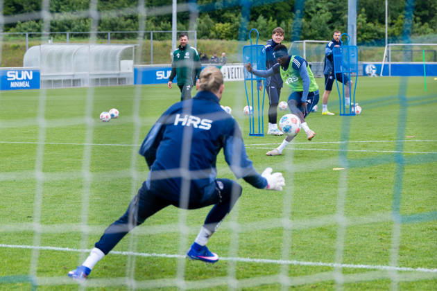 14.05.2026, Fussball, Training des FC Schalke 04. v. l. Torwart Loris Karius (FC Schalke 04). Christian Gomis (FC Schalke 04). Gelsenkirchen Trainingsgelände FC Schalke 04 NRW Deutschland xRHR-FOTO YYx Copyright: RHR-FOTOx RHR-FOTO YY