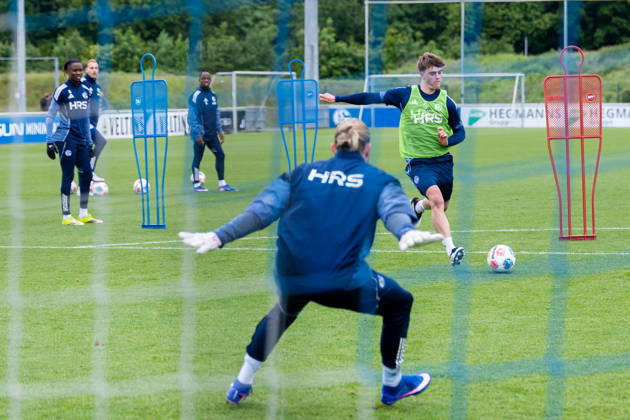 14.05.2026, Fussball, Training des FC Schalke 04. v. l. Torwart Loris Karius (FC Schalke 04), Dylan Leonard (FC Schalke 04). Gelsenkirchen Trainingsgelände FC Schalke 04 NRW Deutschland xRHR-FOTO YYx Copyright: RHR-FOTOx RHR-FOTO YY