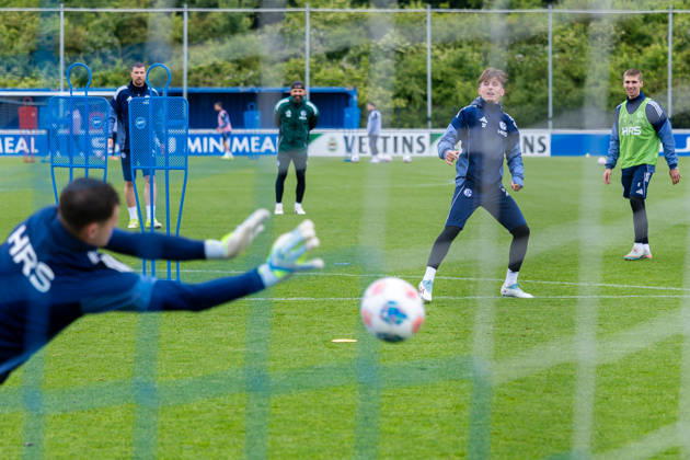 14.05.2026, Fussball, Training des FC Schalke 04. v. l. Torwart Kevin Müller (FC Schalke 04), Max Grüger (FC Schalke 04). Gelsenkirchen Trainingsgelände FC Schalke 04 NRW Deutschland xRHR-FOTO YYx Copyright: RHR-FOTOx RHR-FOTO YY