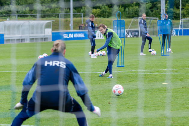 14.05.2026, Fussball, Training des FC Schalke 04. v. l. Torwart Loris Karius (FC Schalke 04), Finn Porath (FC Schalke 04). Gelsenkirchen Trainingsgelände FC Schalke 04 NRW Deutschland xRHR-FOTO YYx Copyright: RHR-FOTOx RHR-FOTO YY