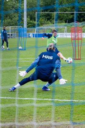 14.05.2026, Fussball, Training des FC Schalke 04. v. l. Torwart Loris Karius (FC Schalke 04), Dylan Leonard (FC Schalke 04). Gelsenkirchen Trainingsgelände FC Schalke 04 NRW Deutschland xRHR-FOTO YYx Copyright: RHR-FOTOx RHR-FOTO YY