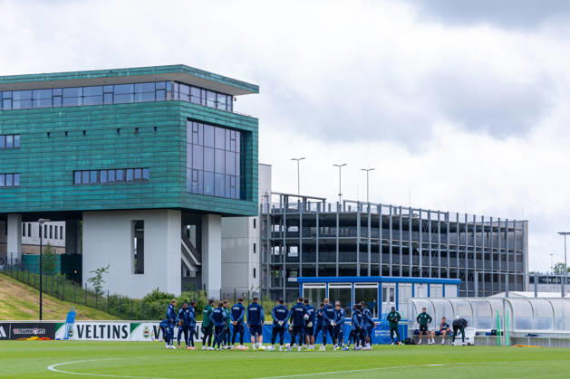 14.05.2026, Fussball, Training des FC Schalke 04. Die Spieler des S04 stehen auf dem Platz des Parkstadions zusammen. Gelsenkirchen Trainingsgelände FC Schalke 04 NRW Deutschland xRHR-FOTO YYx Copyright: RHR-FOTOx RHR-FOTO YY