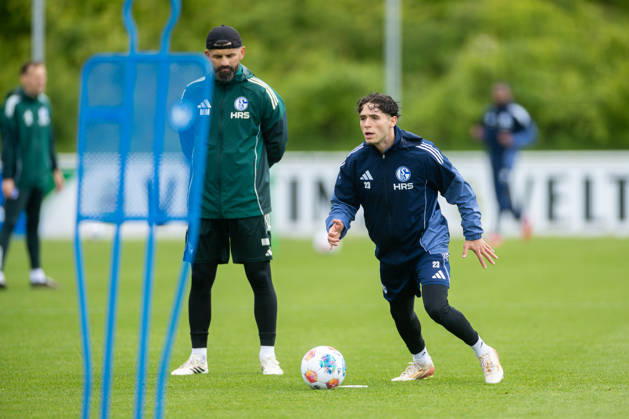 14.05.2026, Fussball, Training des FC Schalke 04. v. l. Trainer Miron Muslic (FC Schalke 04), Soufiane El-Faouzi (FC Schalke 04). Gelsenkirchen Trainingsgelände FC Schalke 04 NRW Deutschland xRHR-FOTO YYx Copyright: RHR-FOTOx RHR-FOTO YY