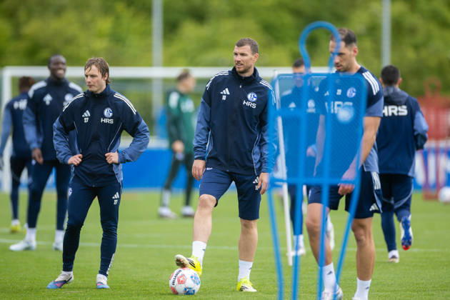 14.05.2026, Fussball, Training des FC Schalke 04. v. l. Finn Porath (FC Schalke 04), Edin Dzeko (FC Schalke 04), Nikola Katic (FC Schalke 04). Gelsenkirchen Trainingsgelände FC Schalke 04 NRW Deutschland xRHR-FOTO YYx Copyright: RHR-FOTOx RHR-FOTO YY