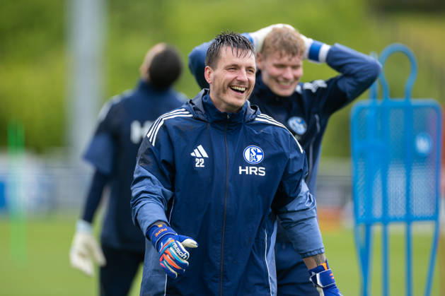 14.05.2026, Fussball, Training des FC Schalke 04. v. l. Torwart Kevin Müller (FC Schalke 04), Torwart Johannes Siebeking (FC Schalke 04) lachen. Gelsenkirchen Trainingsgelände FC Schalke 04 NRW Deutschland xRHR-FOTO YYx Copyright: RHR-FOTOx RHR-FOTO YY