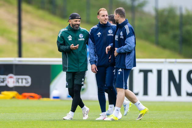 14.05.2026, Fussball, Training des FC Schalke 04. v. l. Trainer Miron Muslic (FC Schalke 04), Timo Becker (FC Schalke 04), Edin Dzeko (FC Schalke 04). Gelsenkirchen Trainingsgelände FC Schalke 04 NRW Deutschland xRHR-FOTO YYx Copyright: RHR-FOTOx RHR-FOTO YY