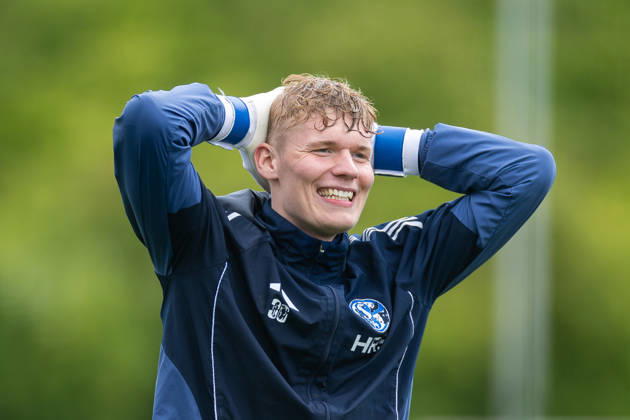 14.05.2026, Fussball, Training des FC Schalke 04. Torwart Johannes Siebeking (FC Schalke 04) lacht. Gelsenkirchen Trainingsgelände FC Schalke 04 NRW Deutschland xRHR-FOTO YYx Copyright: RHR-FOTOx RHR-FOTO YY