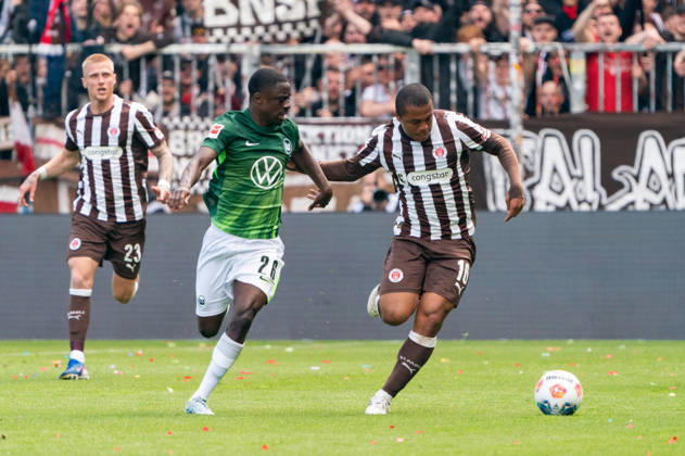 Joel Chima Fujita (FC St. Pauli, 16) im Dribbling gegen Sael Kumbedi (VfL Wolfsburg, 26), GER, FC St. Pauli vs. VfL Wolfsburg, Fussball, Bundesliga, Spieltag 34, Saison 2025 2026, 16.05.2026 DFL REGULATIONS PROHIBIT ANY USE OF PHOTOGRAPHS AS IMAGE SEQUENCES AND OR QUASI-VIDEO GER, FC St. Pauli vs. VfL Wolfsburg, Fussball, Bundesliga, Spieltag 34, Saison 2025 2026, 16.05.2026 Hamburg Copyright: xEibner-Pressefoto MaxxVincenx EP_MVN