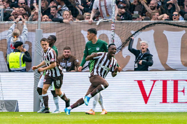 Tor zum 1:1 Abdoulie Ceesay (FC St. Pauli, 09) jubelt Jubel, GER, FC St. Pauli vs. VfL Wolfsburg, Fussball, Bundesliga, Spieltag 34, Saison 2025 2026, 16.05.2026 DFL REGULATIONS PROHIBIT ANY USE OF PHOTOGRAPHS AS IMAGE SEQUENCES AND OR QUASI-VIDEO GER, FC St. Pauli vs. VfL Wolfsburg, Fussball, Bundesliga, Spieltag 34, Saison 2025 2026, 16.05.2026 Hamburg Copyright: xEibner-Pressefoto MaxxVincenx EP_MVN