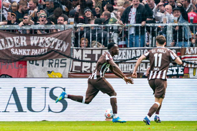 Tor zum 1:1 Abdoulie Ceesay (FC St. Pauli, 09) jubelt Jubel mit Arkadiusz Pyrka (FC St. Pauli, 11), GER, FC St. Pauli vs. VfL Wolfsburg, Fussball, Bundesliga, Spieltag 34, Saison 2025 2026, 16.05.2026 DFL REGULATIONS PROHIBIT ANY USE OF PHOTOGRAPHS AS IMAGE SEQUENCES AND OR QUASI-VIDEO GER, FC St. Pauli vs. VfL Wolfsburg, Fussball, Bundesliga, Spieltag 34, Saison 2025 2026, 16.05.2026 Hamburg Copyright: xEibner-Pressefoto MaxxVincenx EP_MVN
