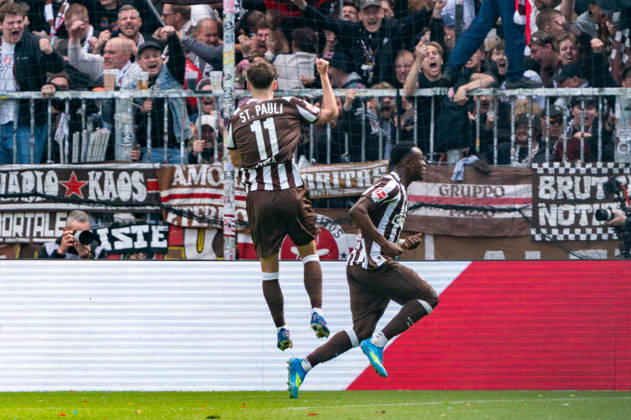 Tor zum 1:1 Abdoulie Ceesay (FC St. Pauli, 09) jubelt Jubel mit Arkadiusz Pyrka (FC St. Pauli, 11), GER, FC St. Pauli vs. VfL Wolfsburg, Fussball, Bundesliga, Spieltag 34, Saison 2025 2026, 16.05.2026 DFL REGULATIONS PROHIBIT ANY USE OF PHOTOGRAPHS AS IMAGE SEQUENCES AND OR QUASI-VIDEO GER, FC St. Pauli vs. VfL Wolfsburg, Fussball, Bundesliga, Spieltag 34, Saison 2025 2026, 16.05.2026 Hamburg Copyright: xEibner-Pressefoto MaxxVincenx EP_MVN
