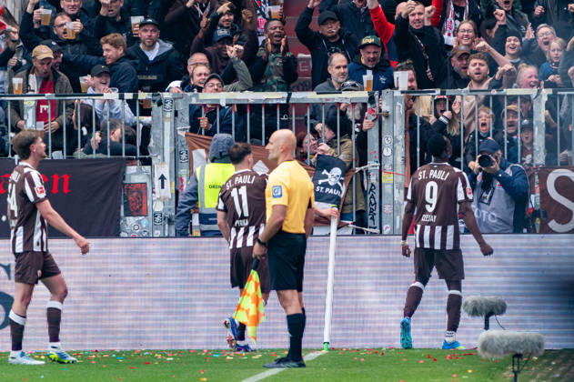 Tor zum 1:1 Abdoulie Ceesay (FC St. Pauli, 09) jubelt Jubel mit Arkadiusz Pyrka (FC St. Pauli, 11), GER, FC St. Pauli vs. VfL Wolfsburg, Fussball, Bundesliga, Spieltag 34, Saison 2025 2026, 16.05.2026 DFL REGULATIONS PROHIBIT ANY USE OF PHOTOGRAPHS AS IMAGE SEQUENCES AND OR QUASI-VIDEO GER, FC St. Pauli vs. VfL Wolfsburg, Fussball, Bundesliga, Spieltag 34, Saison 2025 2026, 16.05.2026 Hamburg Copyright: xEibner-Pressefoto MaxxVincenx EP_MVN