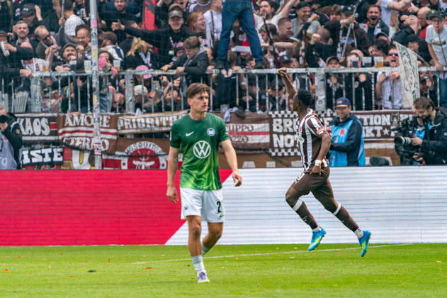 Tor zum 1:1 Abdoulie Ceesay (FC St. Pauli, 09) jubelt Jubel, GER, FC St. Pauli vs. VfL Wolfsburg, Fussball, Bundesliga, Spieltag 34, Saison 2025 2026, 16.05.2026 DFL REGULATIONS PROHIBIT ANY USE OF PHOTOGRAPHS AS IMAGE SEQUENCES AND OR QUASI-VIDEO GER, FC St. Pauli vs. VfL Wolfsburg, Fussball, Bundesliga, Spieltag 34, Saison 2025 2026, 16.05.2026 Hamburg Copyright: xEibner-Pressefoto MaxxVincenx EP_MVN