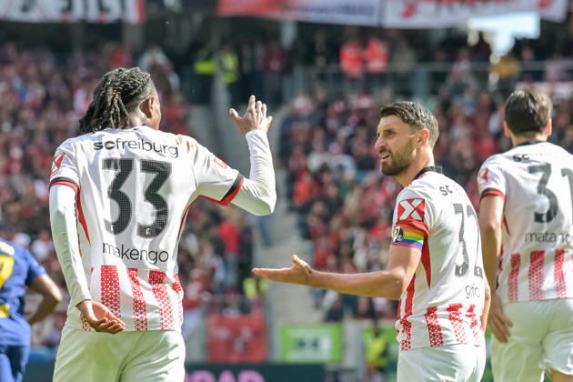 Jordy Makengo (SC Freiburg, 33), Vincenzo Grifo (SC Freiburg, 32) klatschen sich ab. GER, SC Freiburg - RB Leipzig, Fussball, Bundesliga, 34. Spieltag, Saison 2025 2026, 16.05.2026 DFL DFB REGULATIONS PROHIBIT ANY USE OF PHOTOGRAPHS AS IMAGE SEQUENCES AND OR QUASI-VIDEO GER, SC Freiburg - RB Leipzig, Fussball, Bundesliga, 34. Spieltag, Saison 2025 2026, 16.05.2026 Freiburg Copyright: xEibner-Pressefoto ThomasxHessx EP_THS