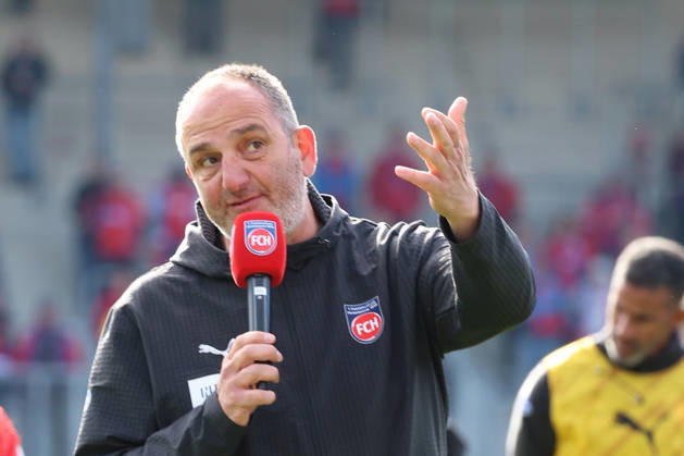 16.05.2026, xrekx, Fussball 1.Bundesliga, 1.FC Heidenheim - FSV Mainz 05 v.l. Frank Schmidt Trainer (1.FC Heidenheim 1846) Ansprache an die Fans bedankt bedanken sich bei den Fans, the player thanks the fans for their support (DFL DFB REGULATIONS PROHIBIT ANY USE OF PHOTOGRAPHS as IMAGE SEQUENCES and or QUASI-VIDEO) Heidenheim