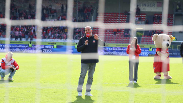 16.05.2026, xrekx, Fussball 1.Bundesliga, 1.FC Heidenheim - FSV Mainz 05 v.l. Frank Schmidt Trainer (1.FC Heidenheim 1846) Ansprache an die Fans bedankt bedanken sich bei den Fans, the player thanks the fans for their support (DFL DFB REGULATIONS PROHIBIT ANY USE OF PHOTOGRAPHS as IMAGE SEQUENCES and or QUASI-VIDEO) Heidenheim