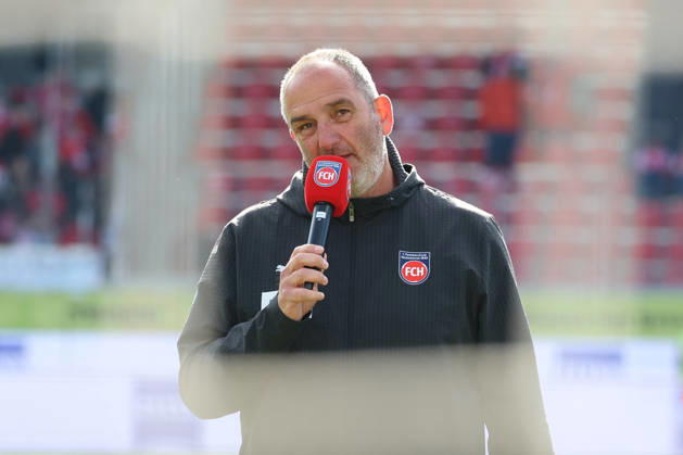 16.05.2026, xrekx, Fussball 1.Bundesliga, 1.FC Heidenheim - FSV Mainz 05 v.l. Frank Schmidt Trainer (1.FC Heidenheim 1846) Ansprache an die Fans bedankt bedanken sich bei den Fans, the player thanks the fans for their support (DFL DFB REGULATIONS PROHIBIT ANY USE OF PHOTOGRAPHS as IMAGE SEQUENCES and or QUASI-VIDEO) Heidenheim