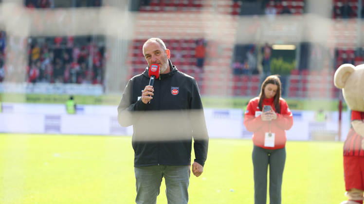 16.05.2026, xrekx, Fussball 1.Bundesliga, 1.FC Heidenheim - FSV Mainz 05 v.l. Frank Schmidt Trainer (1.FC Heidenheim 1846) Ansprache an die Fans bedankt bedanken sich bei den Fans, the player thanks the fans for their support (DFL DFB REGULATIONS PROHIBIT ANY USE OF PHOTOGRAPHS as IMAGE SEQUENCES and or QUASI-VIDEO) Heidenheim