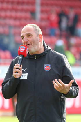 16.05.2026, xrekx, Fussball 1.Bundesliga, 1.FC Heidenheim - FSV Mainz 05 v.l. Frank Schmidt Trainer (1.FC Heidenheim 1846) Ansprache an die Fans bedankt bedanken sich bei den Fans, the player thanks the fans for their support (DFL DFB REGULATIONS PROHIBIT ANY USE OF PHOTOGRAPHS as IMAGE SEQUENCES and or QUASI-VIDEO) Heidenheim
