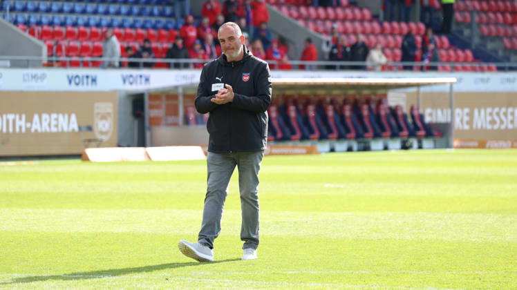 16.05.2026, xrekx, Fussball 1.Bundesliga, 1.FC Heidenheim - FSV Mainz 05 v.l. Frank Schmidt Trainer (1.FC Heidenheim 1846) bedankt bedanken sich bei den Fans, the player thanks the fans for their support (DFL DFB REGULATIONS PROHIBIT ANY USE OF PHOTOGRAPHS as IMAGE SEQUENCES and or QUASI-VIDEO) Heidenheim