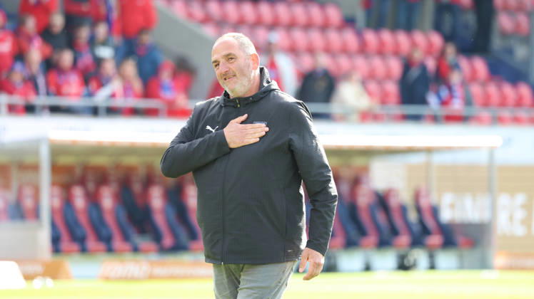 16.05.2026, xrekx, Fussball 1.Bundesliga, 1.FC Heidenheim - FSV Mainz 05 v.l. Frank Schmidt Trainer (1.FC Heidenheim 1846) bedankt bedanken sich bei den Fans, the player thanks the fans for their support (DFL DFB REGULATIONS PROHIBIT ANY USE OF PHOTOGRAPHS as IMAGE SEQUENCES and or QUASI-VIDEO) Heidenheim