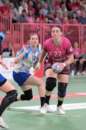 Gabriela Clausson Bitolo (TusSies Metzingen, 22) am mit Ball gegen Alicia Stoffel Union Neckarsulm, 13) TusSies Metzingen vs. Sport-Union Neckarsulm , Handball, Alsco HBF, 5. Play-Off Ligaspieltag, Saison 2025 2026, 16.05.2026 TusSies Metzingen vs. Sport-Union Neckarsulm , Handball, Alsco HBF, 5. Play-Off Ligaspieltag, Saison 2025 2026, 16.05.2026 Tuebingen Copyright: xEibner-Pressefoto TobiasxBaurx EP_TBR